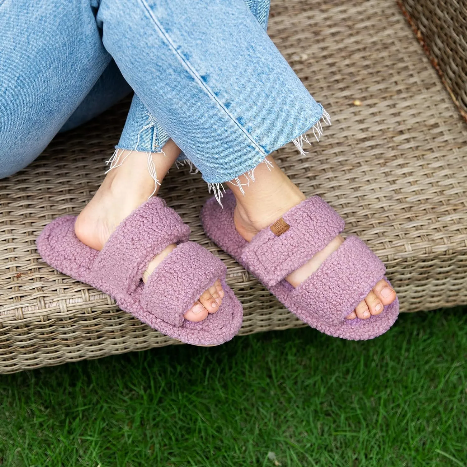 FamilyFairy Open Toe Slippers for Women Adjustable Memory Foam House Shoes Faux Fur Fuzzy Slide Sandals Non Slip Washable