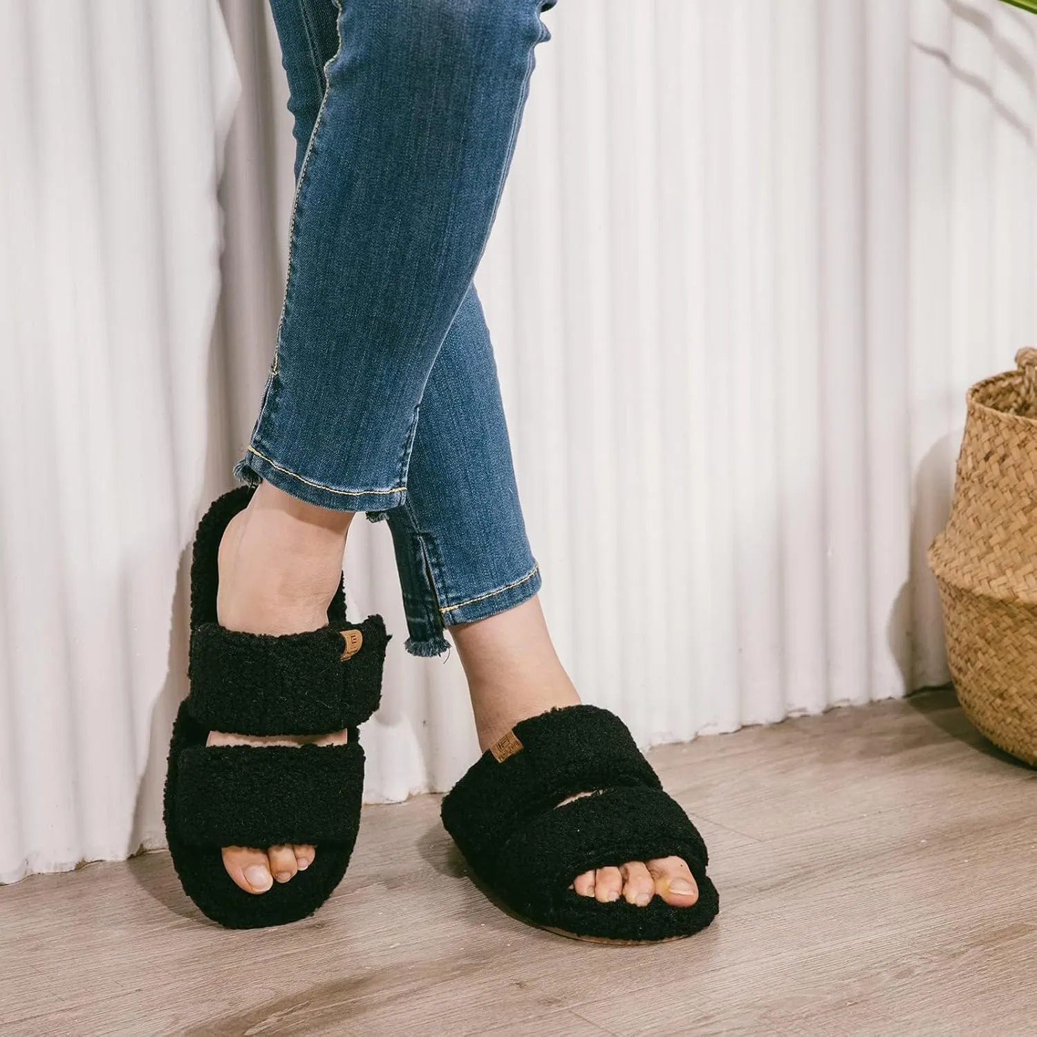 FamilyFairy Open Toe Slippers for Women Adjustable Memory Foam House Shoes Faux Fur Fuzzy Slide Sandals Non Slip Washable