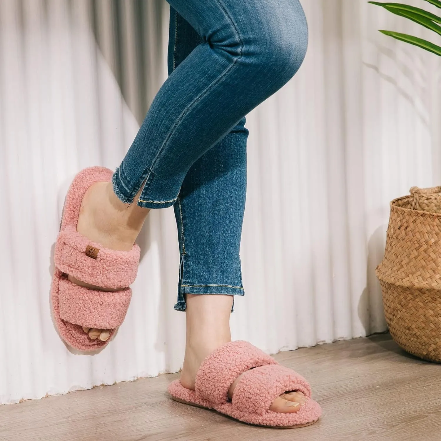 FamilyFairy Open Toe Slippers for Women Adjustable Memory Foam House Shoes Faux Fur Fuzzy Slide Sandals Non Slip Washable