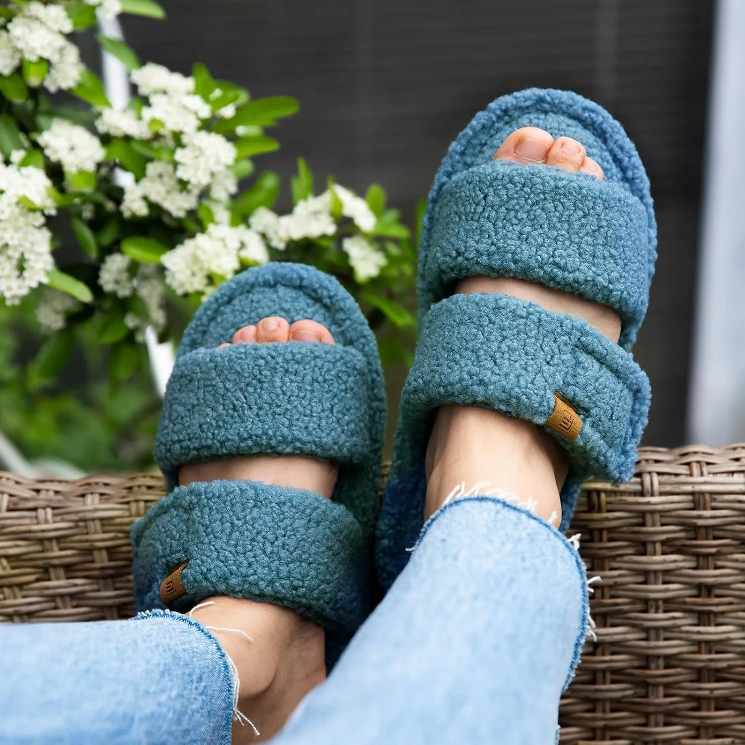 FamilyFairy Open Toe Slippers for Women Adjustable Memory Foam House Shoes Faux Fur Fuzzy Slide Sandals Non Slip Washable