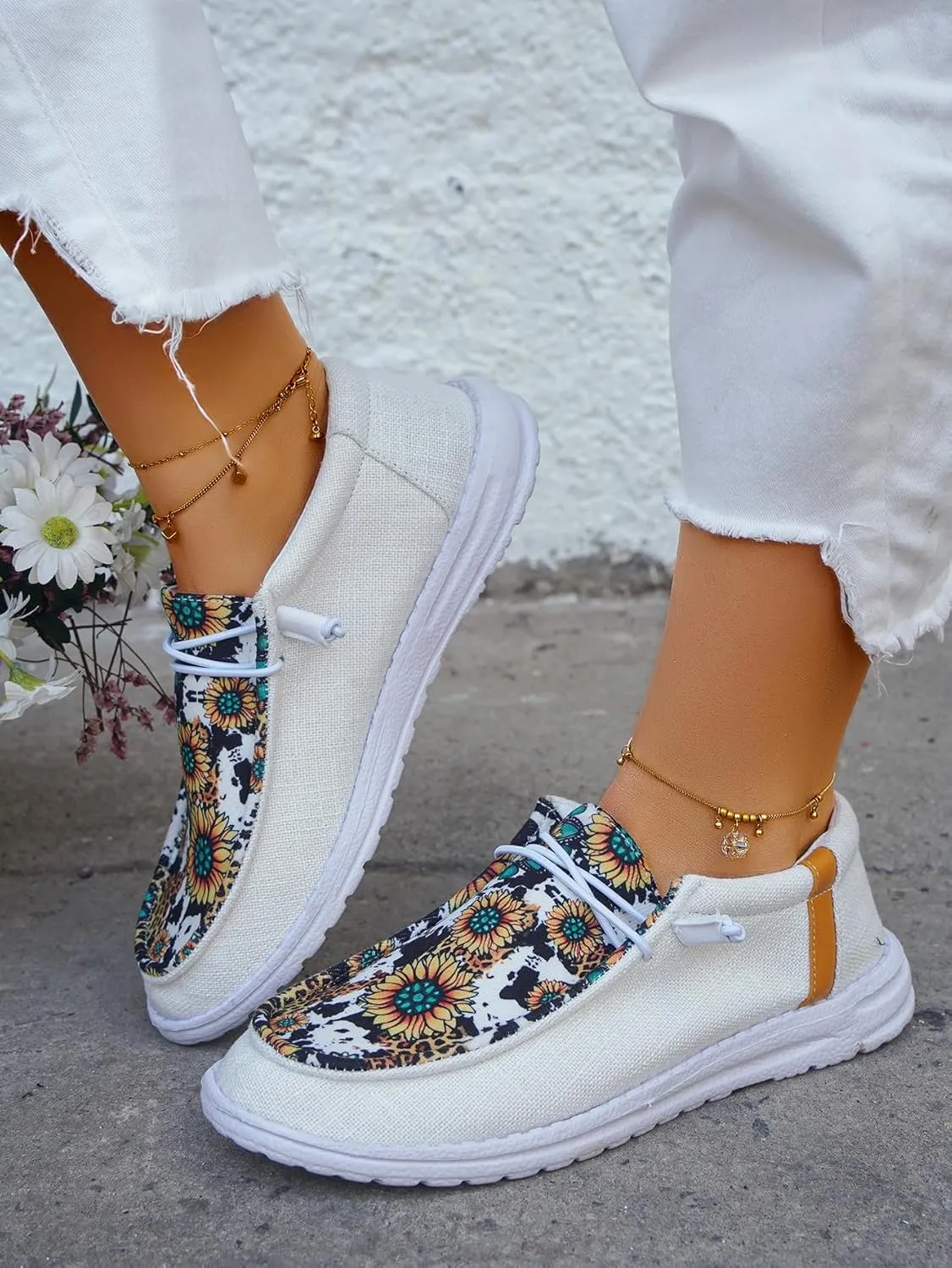Unisex Chic Sunflower Pattern Upper Canvas Loafers Elastic Lace-up Closure Slip-on Sneakers Comfort Walking Boat Shoes Lightweight Breathable Sports Shoes for Women/Men Adults/Teenagers, White/Black