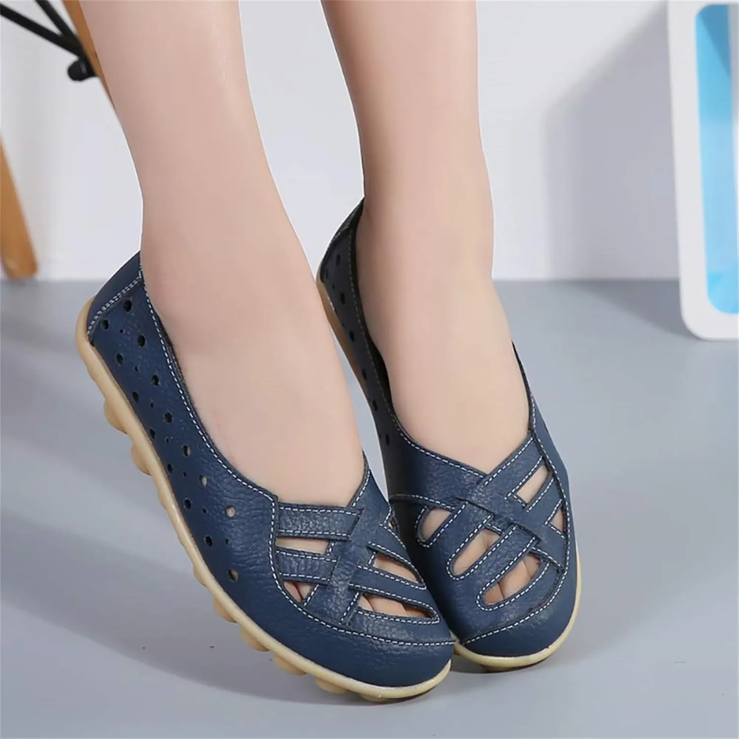 Women's Comfortable Leather Loafers Slip On Walking Flats Casual Round Toe Moccasins Wild Nurse Orthopedic in Hollow Sandals Summer Slip-On 2025 Driving Breathable Fashion Soft Shoes